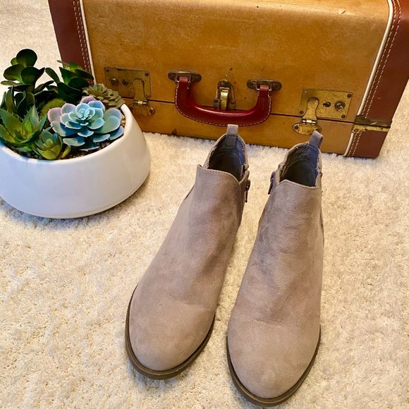 Low ankle booties size 8.5 - Picture 5 of 6